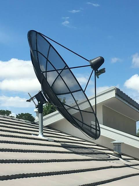 Large mesh C-band satellite dish installation